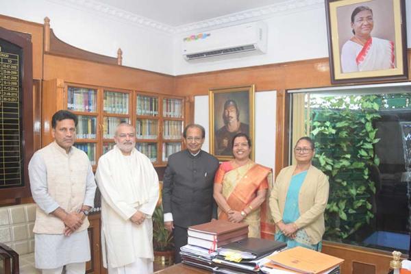 During the visit to Guwahati, Brahmachari Girish ji and delegation members also met Hon'ble Governor of Assam Prof. Jagdeesh Mukhi.